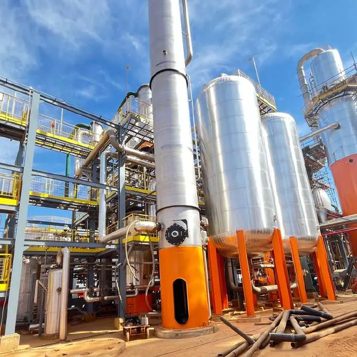 Tanques e tubulações de aço inox de uma planta industrial