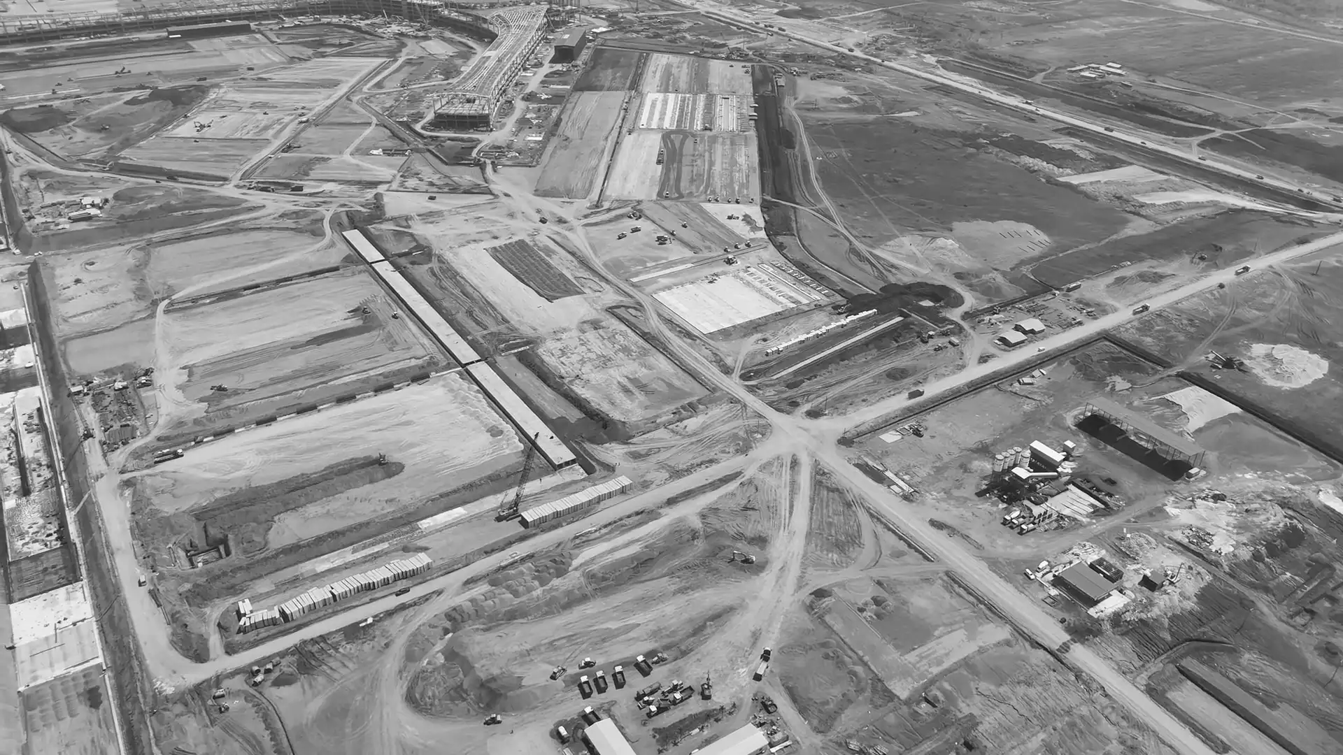 Vista aérea de uma obra industrial em implantação